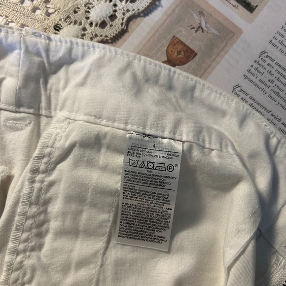 Old Navy White Everyday Short - Picture 4 of 4